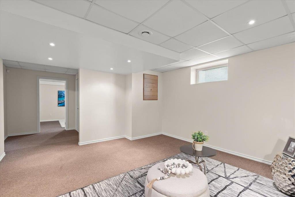 255 Bridgeland Drive N