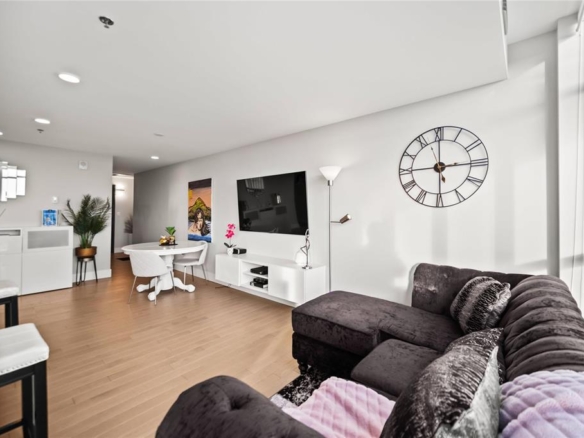 1705 390 Assiniboine Avenue