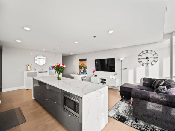 1705 390 Assiniboine Avenue