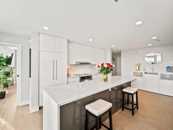 1705 390 Assiniboine Avenue