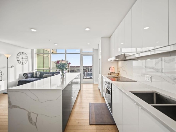 1705 390 Assiniboine Avenue