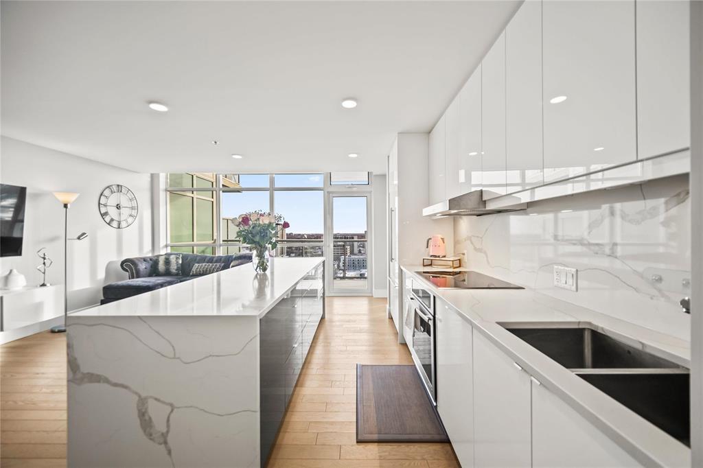 1705 390 Assiniboine Avenue