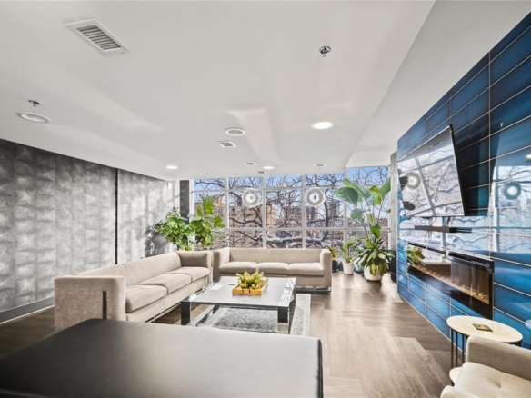 1705 390 Assiniboine Avenue